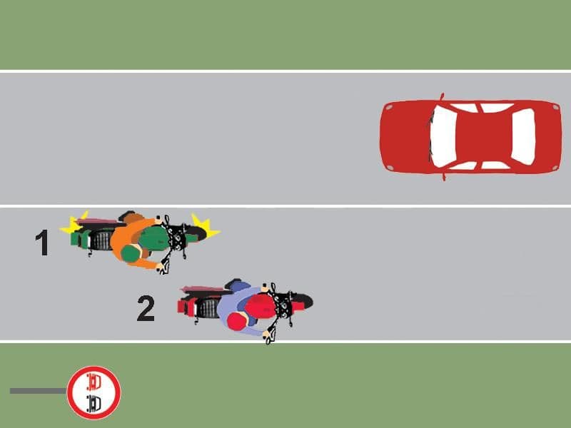 Motociclistul 1 din imaginea alăturată execută corect depăşirea?