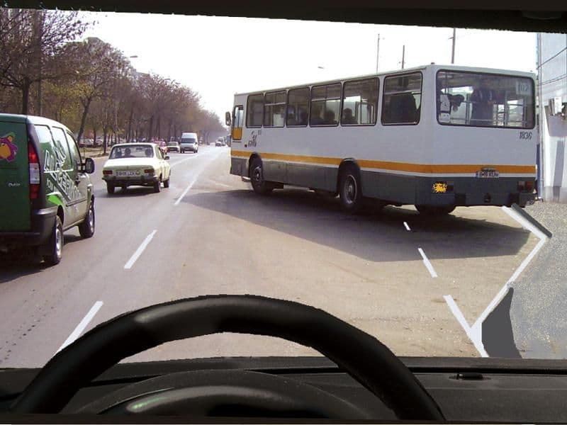 Autobuzul din față semnalizează ieșirea din stația prevăzută cu alveolă. Cum trebuie să procedați?