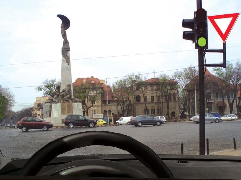 Cum procedați în intersecția care urmează?