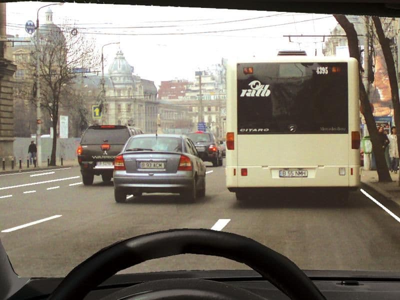 Este regulamentar să depășiți autobuzul oprit în stație?