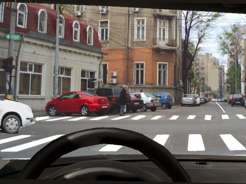 Virați la stânga în intersecție. Cum procedați?