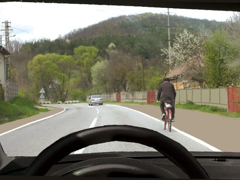 Vă este permis să claxonați un biciclist înainte de a-l depăși?