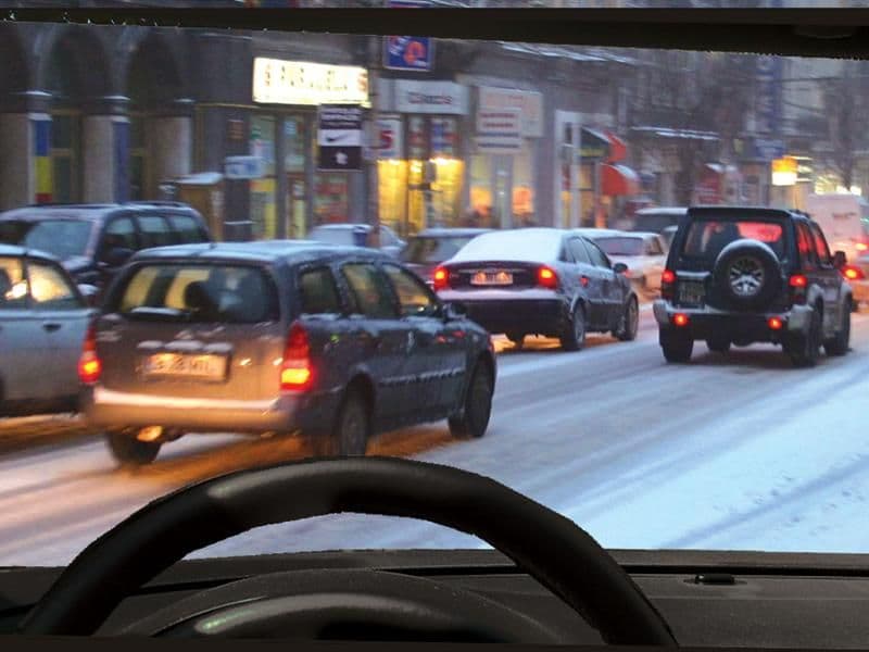 Pentru a circula pe un drum cu polei, se recomandă să echipaţi autoturismul cu: